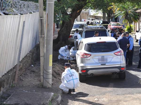 El cuerpo del hombre fue descubierto al volante dentro de la camioneta que aparece delante de este vehículo gris.