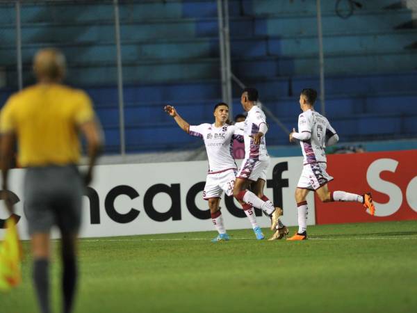 Chirinos fue profesional y se fue con gran velocidad a marcar el primer gol del encuentro.