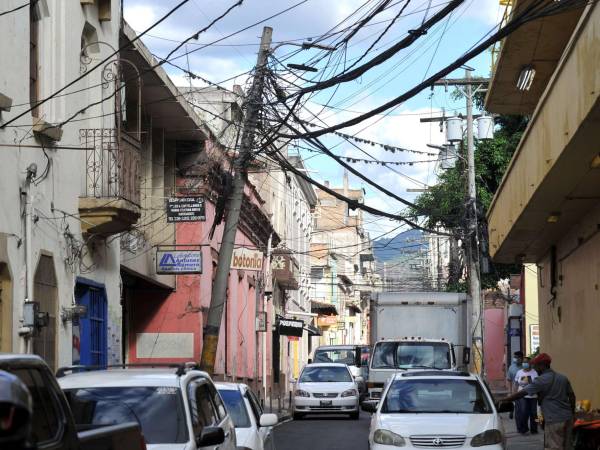 En los más de 1,400 barrios y colonias los capitalinos pueden encontrar postes cargados de cables.