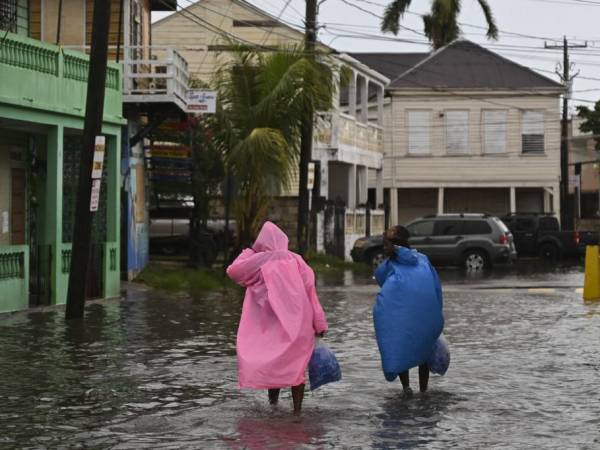 La tormenta tropical Lisa redujo su intensidad el jueves después de tocar tierra como huracán de categoría 1 en Belice, provocando inundaciones y sumiendo a partes del país en la oscuridad mientras continuaba con rumbo oeste hacia México. Aquí las imágenes de las inundaciones.