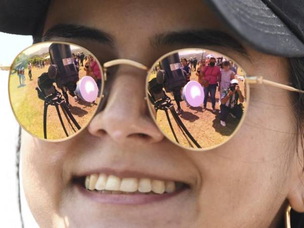 Una imagen del eclipse solar anular se refleja en las gafas de sol de una joven en el Observatorio Astronómico de la Universidad Nacional Autónoma de Honduras (UNAH).