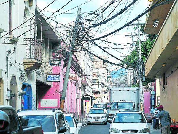 En los más de 1,400 barrios y colonias los capitalinos pueden encontrar postes cargados de cables.