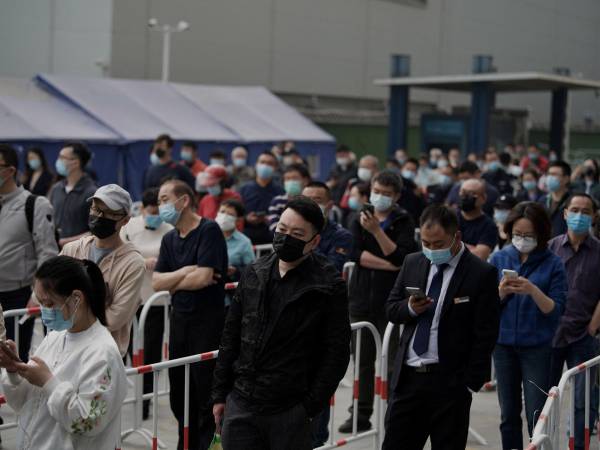 La gente espera en la cola para hacerse la prueba del coronavirus Covid-19 en un lugar de recogida de hisopos en Pekín el 25 de abril de 2022.