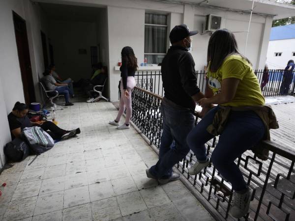 La presencia de colectivos de Libre en la red sanitaria incomoda a pacientes, empleados y autoridades de centros de salud.