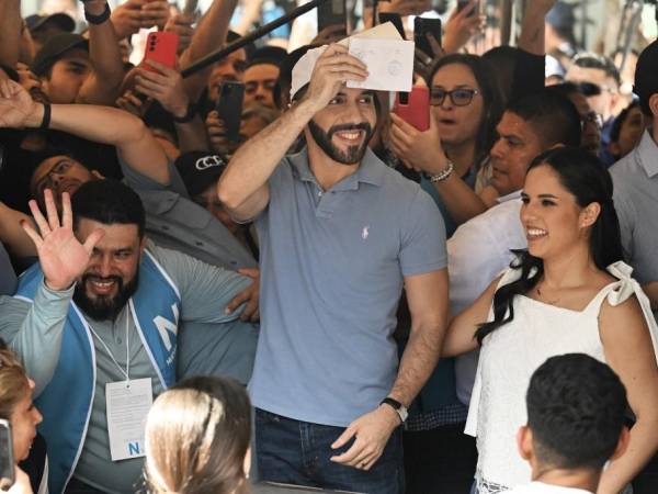 De gorra blanca, jeans y camisa celeste, color de su partido Nuevas Ideas, Bukele acudió a sufragar, junto a su esposa Gabriela Rodríguez, a las urnas instaladas en la avenida Olímpica, en el centro-oeste de San <b>Salvador</b>, en medio de una multitud de simpatizantes que lo aclamaban.