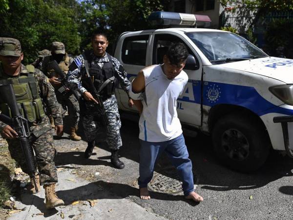 Cerca de 10,000 militares y policías cercaron la madrugada del sábado la populosa ciudad de Soyapango, en la periferia de San Salvador, en el marco de la guerra contra las pandillas lanzada en marzo por el presidente salvadoreño, Nayib Bukele. Aquí las imágenes de las capturas.