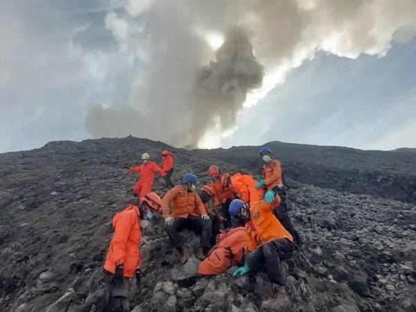 Los equipos de rescate indonesios encontraron el martes los cuerpos de más víctimas tras la erupción de un volcán en el oeste del país, que llevan el balance a 22 muertos, y continúan la búsqueda de otro senderista desaparecido, mientras la comunidad sigue sumida en cenizas.