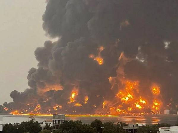 Los bomberos yemenitas seguían el lunes luchando por apagar un incendio masivo en el puerto de Hodeida, provocado por bombardeos israelíes que alcanzaron tanques de petróleo y una central eléctrica en esta ciudad gobernada por los rebeldes hutíes.