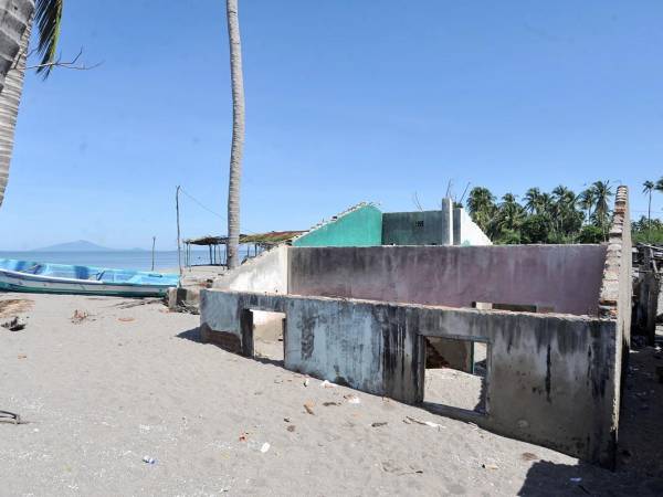 Escenas dramáticas de viviendas y escuelas enterradas bajo la arena y el mar es el panorama que se viven en la playa de Cedeño donde todo parece una zona de guerra: hay escombros y personas lamentando tener que abandonar sus esfuerzos invertidos en una casa.