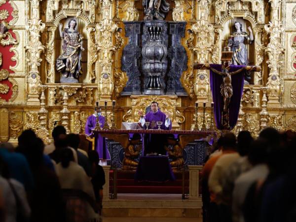 La Iglesia Católica inicia este 22 de febrero el Miércoles de Ceniza con el tiempo litúrgico de la Cuaresma, es decir el período de 40 días antes de la celebración de Semana Santa. A través de actividades como el ayuno, la oración y la limosna, los fieles cristianos se preparan para la Semana Mayor, que inicia este próximo 2 de abril. En la capital, los feligreses asistieron desde tempranas horas de la mañana a los diferentes capillas e iglesias, donde con devoción y esperanza se les infundió una cruz de cenizas en su frente. A continuación las imágenes.