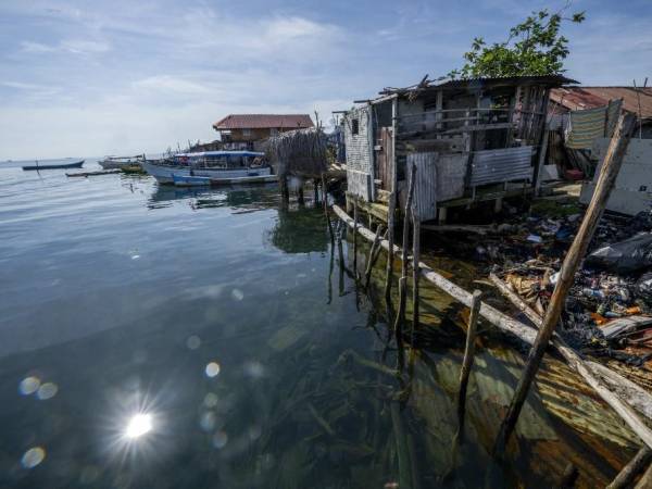 Una comunidad indígena ha comenzado a despedirse de su diminuta isla Cartí Sugdupu, en el Caribe panameño, para mudarse a tierra firme: vive hacinada y sin agua potable ni saneamiento en el pequeño espacio de tierra que será devorada por el mar en unos años debido al cambio climático.