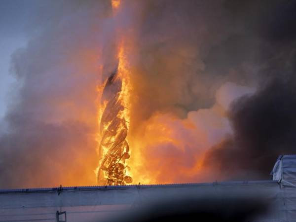 La torre -de 54 metros de alto- de la histórica bolsa de valores de Boersen ardió en llamas mientras el edificio se incendiaba en el centro de Copenhague, Dinamarca, este martes 16 de abril de 2024.