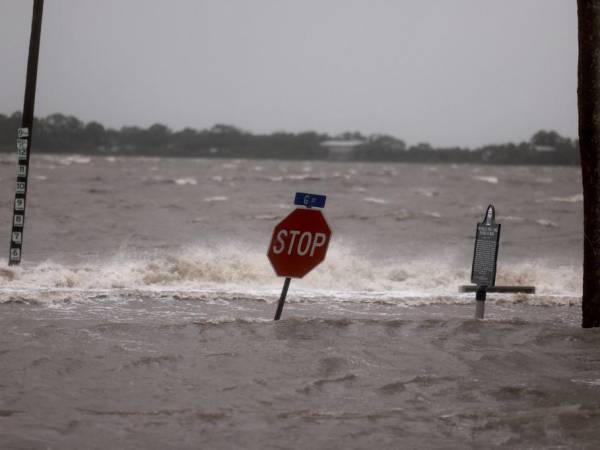 El huracán Debby alcanzó este lunes las costas del noroeste de Florida como un huracán de categoría 1, según anunció el Centro Nacional de Huracanes (NHC). Este fenómeno meteorológico amenaza con provocar inundaciones en otras zonas del sureste de Estados Unidos.