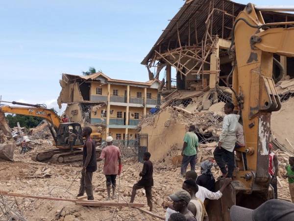 Al menos 21 personas murieron, la mayoría estudiantes, y 69 resultaron heridas este viernes en el colapso de una escuela en el centro de Nigeria, donde los alumnos estaban rindiendo exámenes, informó a AFP un portavoz de la Cruz Roja. Algunas de las víctimas atrapadas pedían ayuda bajo los escombros del centro Saint Academy, situado en Jos, la capital del estado de Plateau, constató un corresponsal de la AFP.