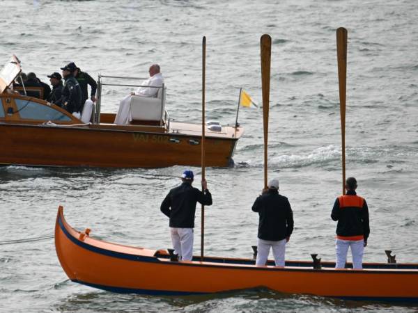 El papa Francisco presidió este domingo una misa ante 10.000 fieles en Venecia en la que advirtió del impacto del turismo de masas para el medioambiente, en su primer viaje en siete meses debido a su delicado estado de salud. A continuación las imágenes que dejó la jornada.