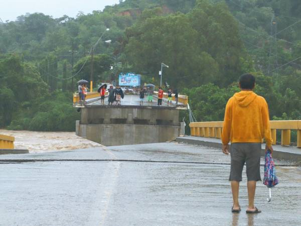 Una pilastra de unos 30 metros del puente Saopín que une Atlántida y Colón se dañó con la tormenta tropical Sara a raíz de la crecida del río Cangrejal.