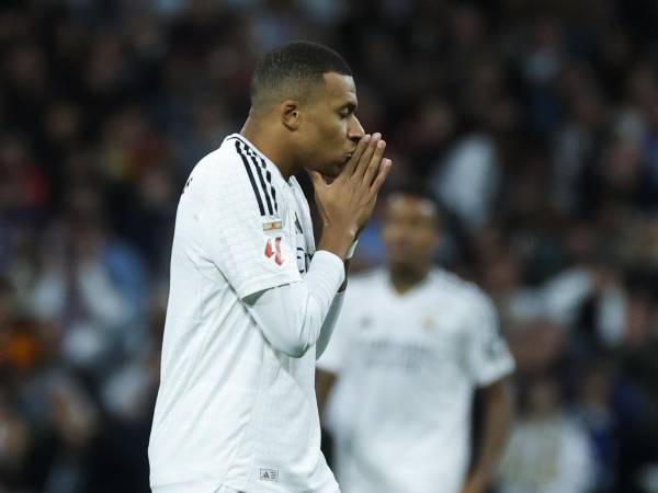 El delantero francés del Real Madrid Kylian Mbappé reacciona durante el partido.