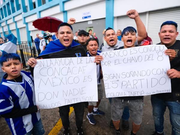 Parte de las pancartas que tienen los aficionados para este Honduras vs México.