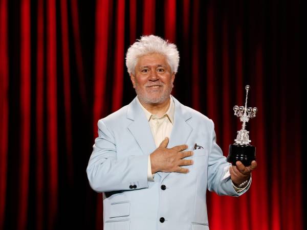 El director de cine español Pedro Almodóvar recibe el Premio Donostia en el Festival de Cine de San Sebastián.