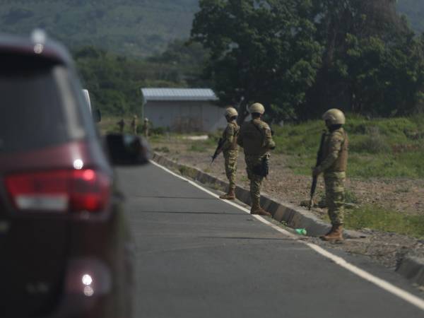 Antes de llegar a la megacárcel hay decenas de militares ubicados en los costados de la carretera.