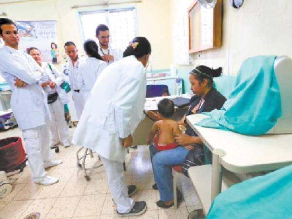 Pacientes asegurados buscan ayuda en los clipers, ante la crisis del IHSS.