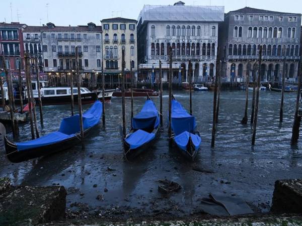 La reducción en las precipitaciones de un 40% respecto a la media en el norte de Italia está teniendo consecuencias en la laguna de Venecia, con algunos de sus canales luciendo casi secos durante la tarde, cuando se registran las mareas bajas.