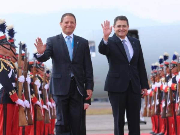 El presidente Juan Orlando Hernández a su llegada a la ciudad de Guatemala para participar en la toma de posesión del nuevo mandatario guatemalteco, Jimmy Morales.