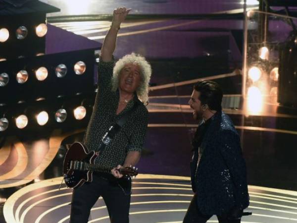 Los integrantes de Queen se acompañaron del actor Adam Lambert para interpretar We Are the Champions.