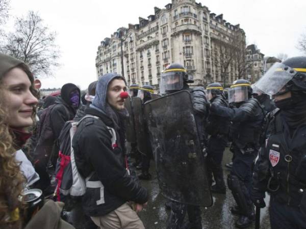 El presidente francés François Hollande y su gobierno afrontan este movimiento social un día después de haber sufrido un duro revés político con el abandono de otro proyecto, en este caso de reforma constitucional.