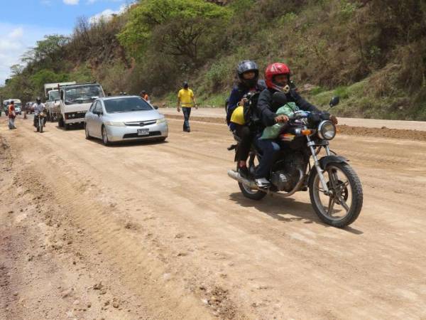 La salida a Olancho mantiene molestos a los conductores, quienes aseguran que quiebran sus vehículos en la transitada carretera.