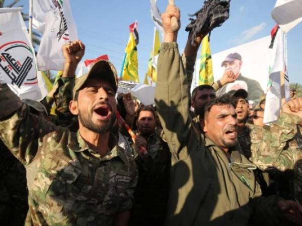 Miembros de Hashd al-Shaabi corean consignas anti-estadounidenses durante una protesta el lunes por los asesinatos del comandante iraní Qasem Soleimani. Foto AFP