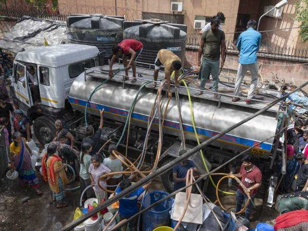 Residentes en Nueva Delhi llenaron bidones y cubetas con agua de un camión cisterna a principios de junio.