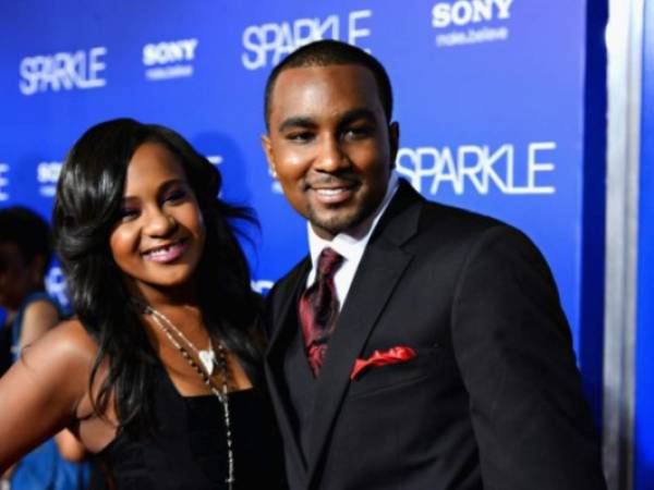 El novio de Bobbi Kristina Brown, Nick Gordon, estaba en la casa con un invitado cuando la joven fue encontrada inconsciente.