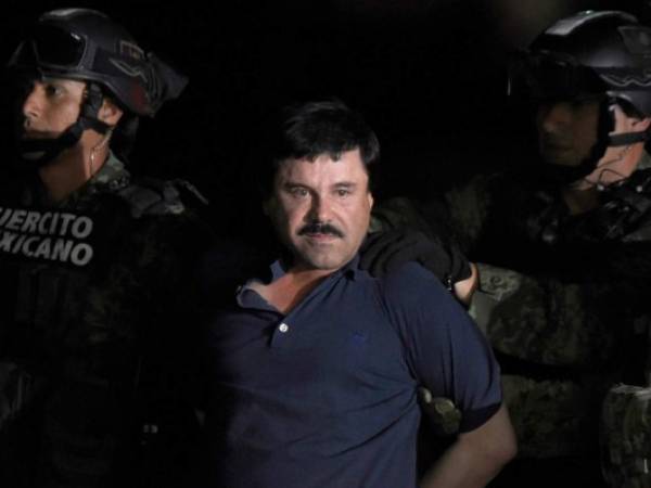 En esta foto de archivo tomada el 8 de enero de 2016, el líder de la droga, Joaquín 'El Chapo' Guzmán, es un helicóptero escoltado en el aeropuerto de la Ciudad de México, en el estado de Sinaloa, luego de una intensa operación militar en Los Mochis.