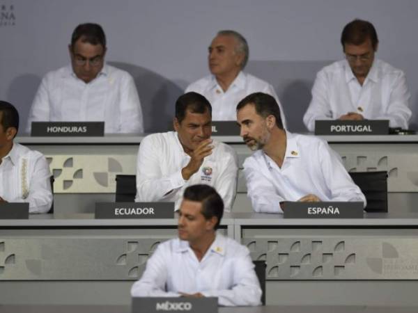 El rey de España, Felipe VI, dialogó con el presidente ecuatoriano Rafael Correa. El presidente mexicano Enrique Peña Nieto en primer plano.