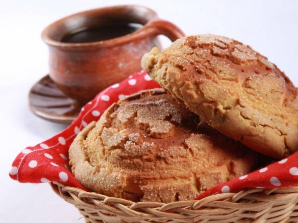 Con una capa crujiente y dulce y con una textura perfecta para degustarse mojada en el café, este pan es parte esencial de las mesas catrachas.