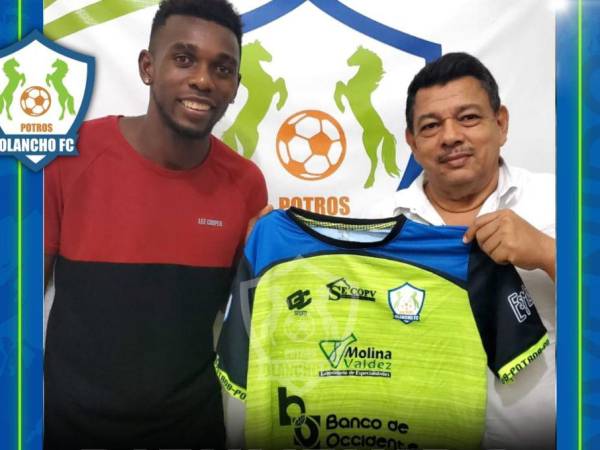 El presidente del Olancho FC, Samuel García, presentó a su nuevo refuerzo de cara al Apertura 2023.