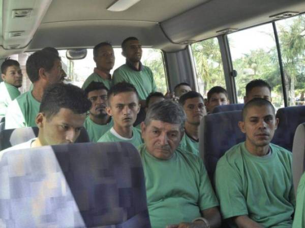 Vestidos de verde y en un bus penitenciario fueron trasladados los reos a la cárcel El Pozo en Ilama, Santa Bárbara.