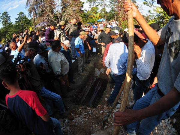 Tras el inhumano proceso que vivió la familia de Ana Hernández, este domingo ya se sepultó el cuerpo de la joven en Zambrano, al norte de la capital. Una multitud de personas llegó a darle el último adiós.