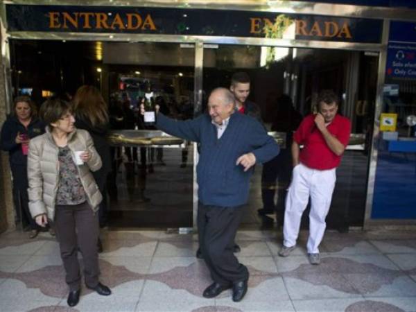 Uno de los ganadores baila de felicidad. (Foto: AP)