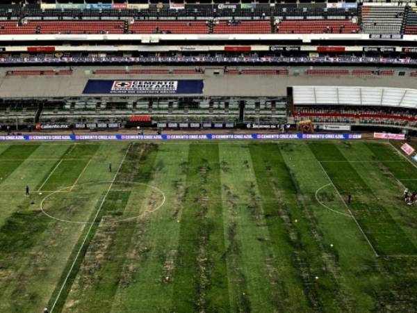 La cancha del Estadio Azteca se ve horrible tras un concierto que se realizó.