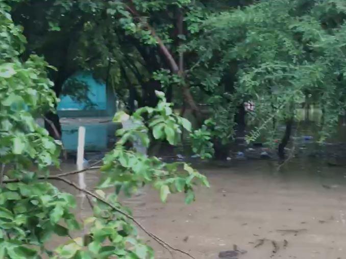 “Con el agua a la rodilla”, pobladores de El Cubulero, Valle, afectados por inundaciones