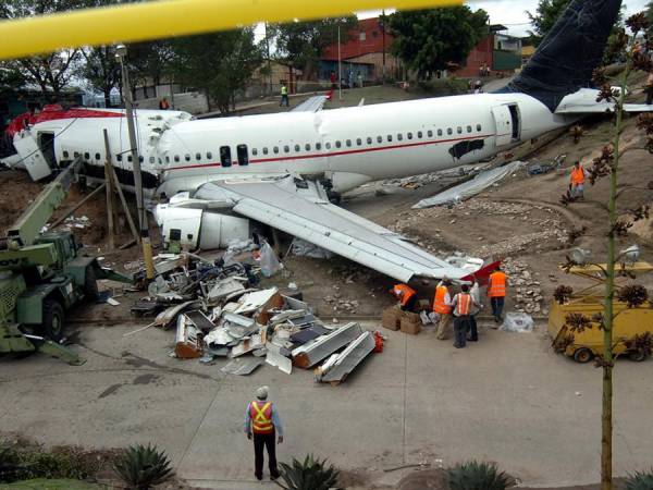 Un 30 de mayo, pero de 2008, la pista del aeropuerto Toncontín le quedó corta al piloto del <b>vuelo 390 de TACA</b>. Hoy se cumplen 15 años de la tragedia generada por un presunto error humano, causando la muerte de cinco personas. El percance causó conmoción y gran asombro, la aeronave quedó sobre una pequeña calzada que conecta El Pedregal con el Bulevar Comunidad Económica Europea.