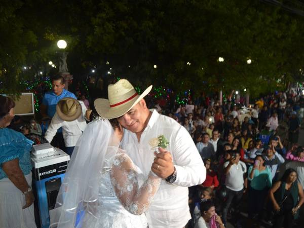 Para no perder la tradición y el legado histórico de esta costumbre, Choluteca vistió sus mejores galas este sábado 9 de diciembre y en el marco de su feria patronal celebró la reconocida boda campesina en un ambiente festivo y cargado de amor.