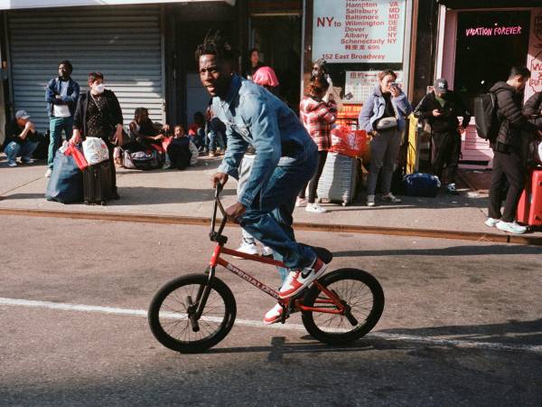 Nigel Sylvester es uno de los deportistas de motocross en bicicleta más famosos del mundo, pero no compite. (Brian Karlsson para The New York Times)