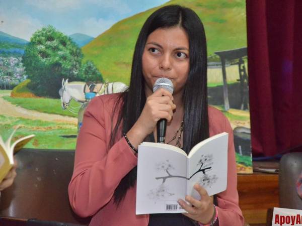 Dania Euceda leyendo sus poemas ante el auditorio en la Casa de la Cultura.