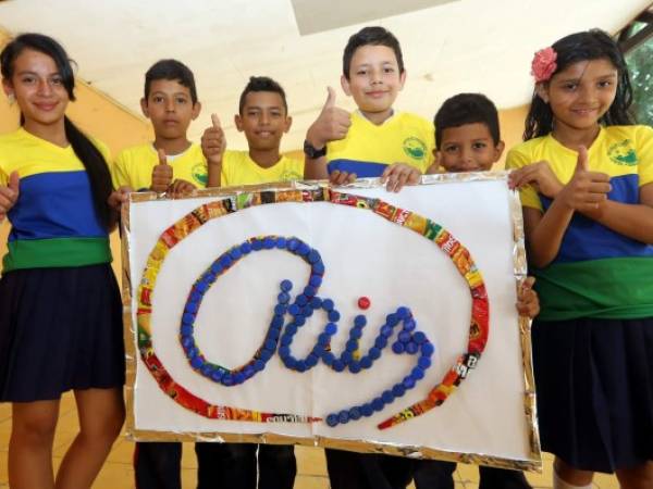 Los niños de la Escuela Doctor Esteban Mendoza con este rótulo agradecen a Paiz por el apoyo.