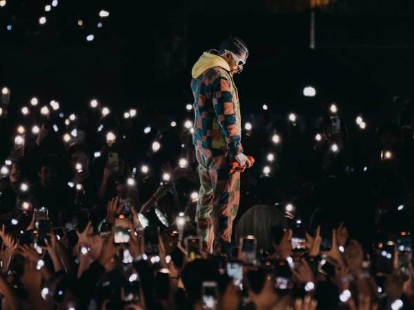 Imagen tomada de redes sociales muestra a Bad Bunny durante su concierto en Guatemala.