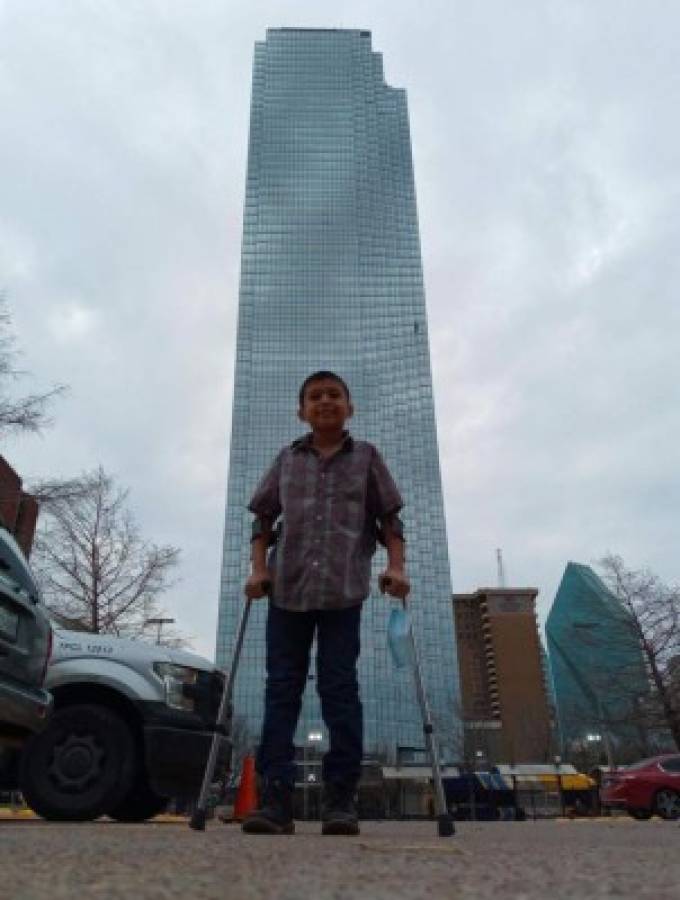 El niño en muletas y su padre que lo arriesga todo al migrar: '¡Golpéennos!, pero yo voy a pasar'