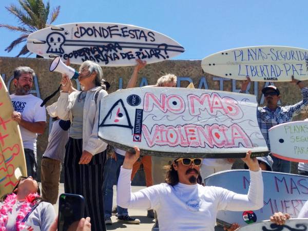 Una protesta pidiendo mayor seguridad en la ciudad mexicana de Ensenada tras el asesinato de tres surfistas visitantes. (Francisco Javier Cruz/Reuters)